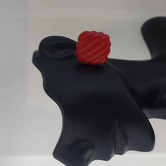 E766 Vintage Trend Red Textured Acrylic Stud Earrings - Picture 7 of 9